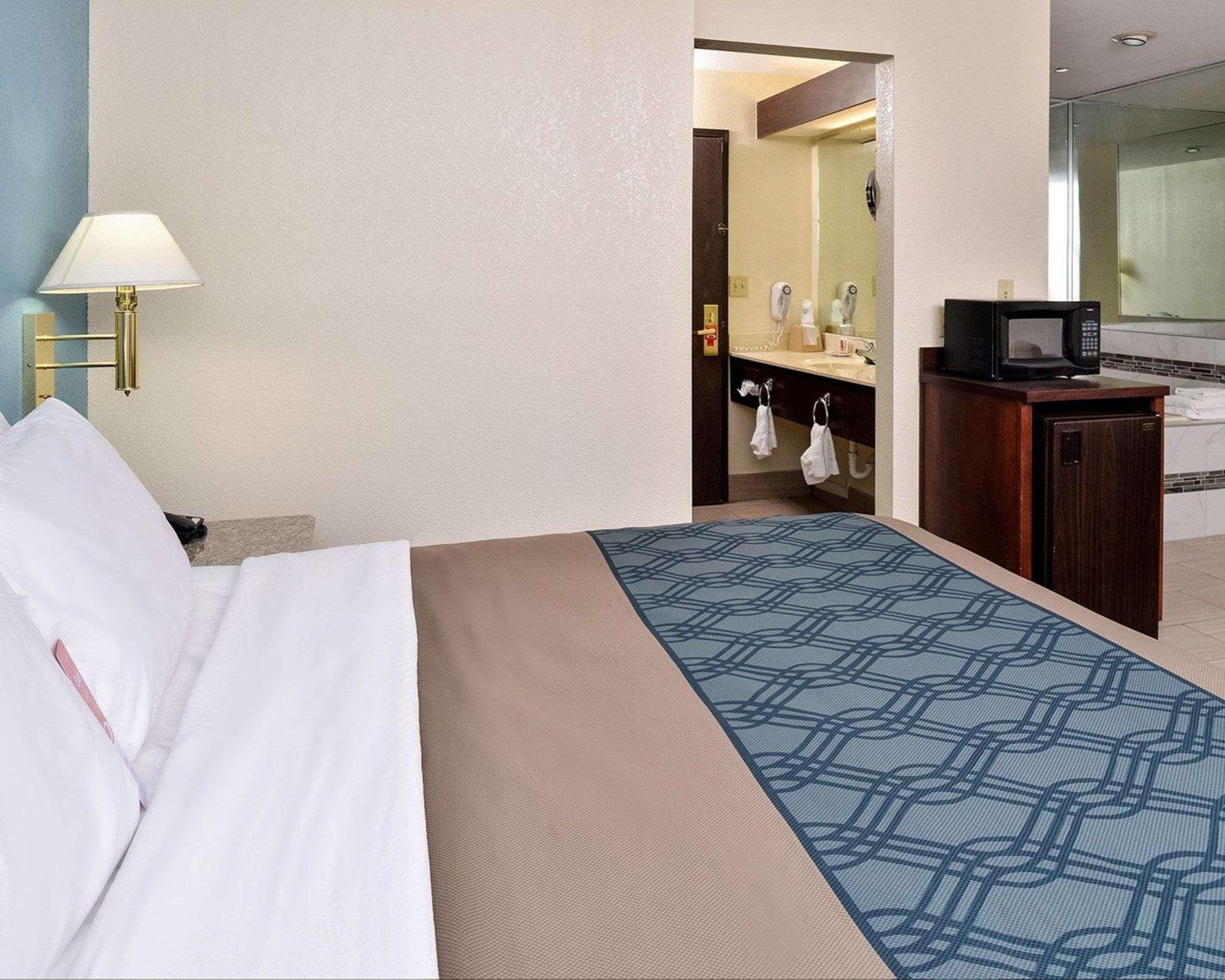 Econo Lodge Inn & Suites Shelbyville Exteriör bild