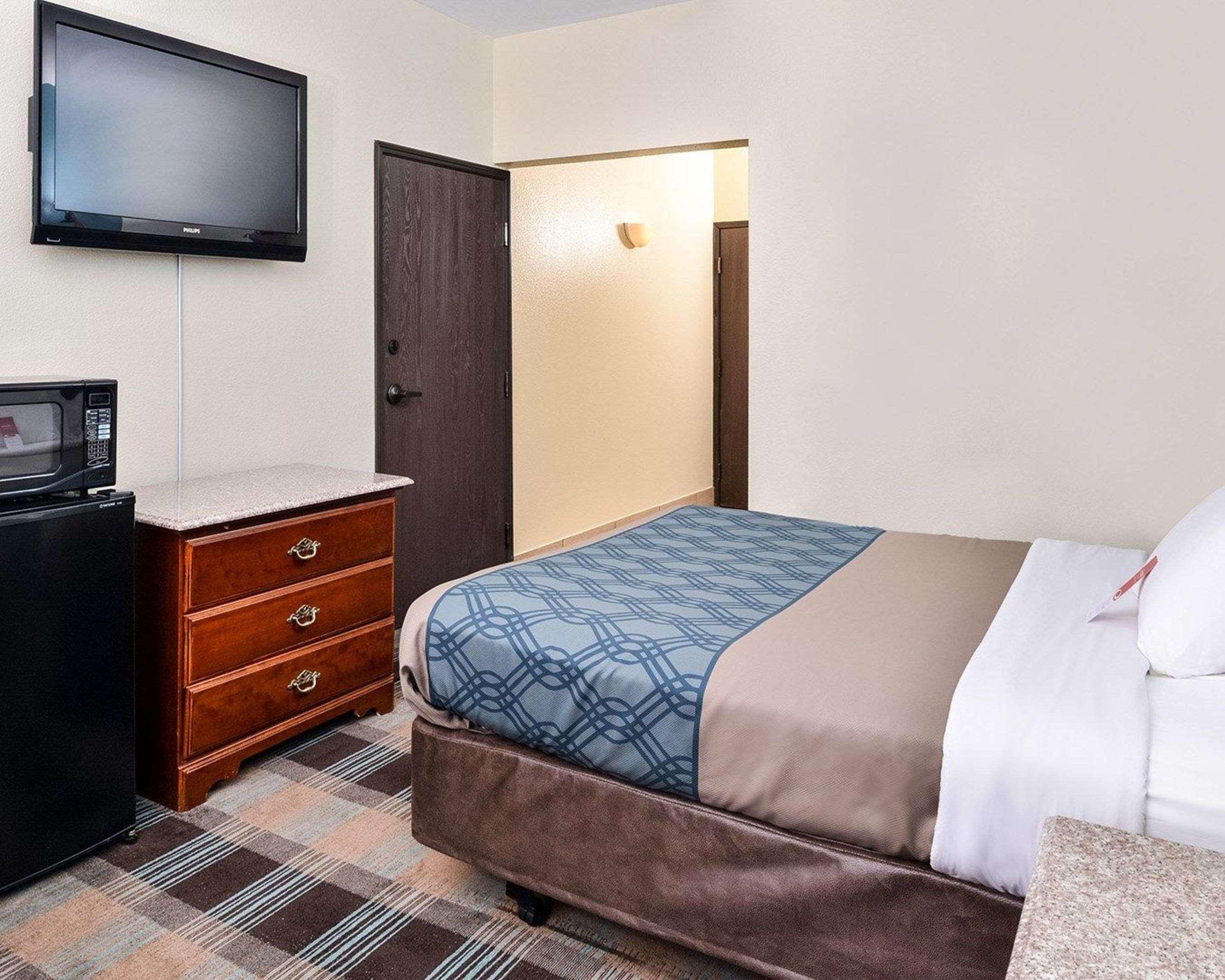 Econo Lodge Inn & Suites Shelbyville Exteriör bild