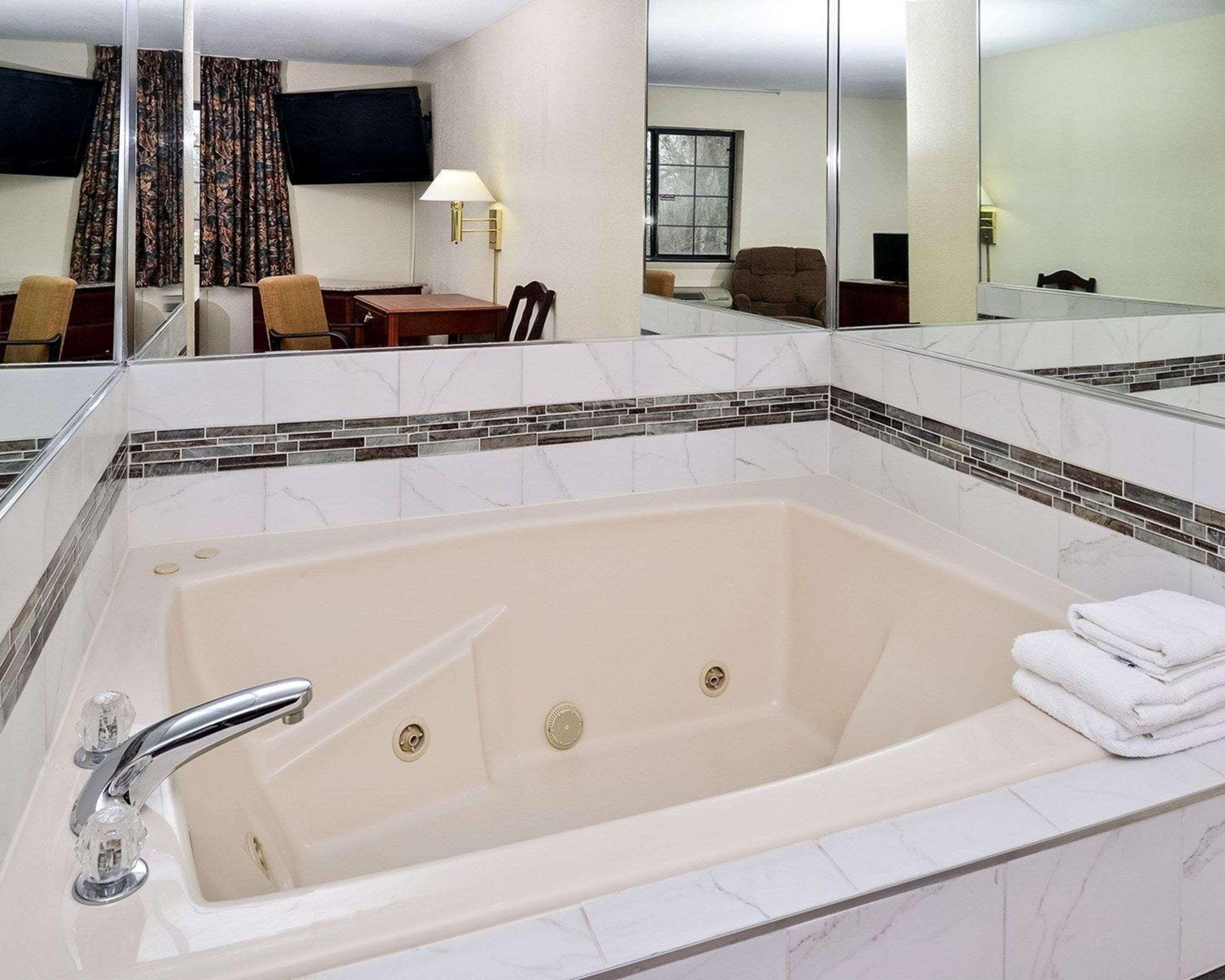 Econo Lodge Inn & Suites Shelbyville Exteriör bild