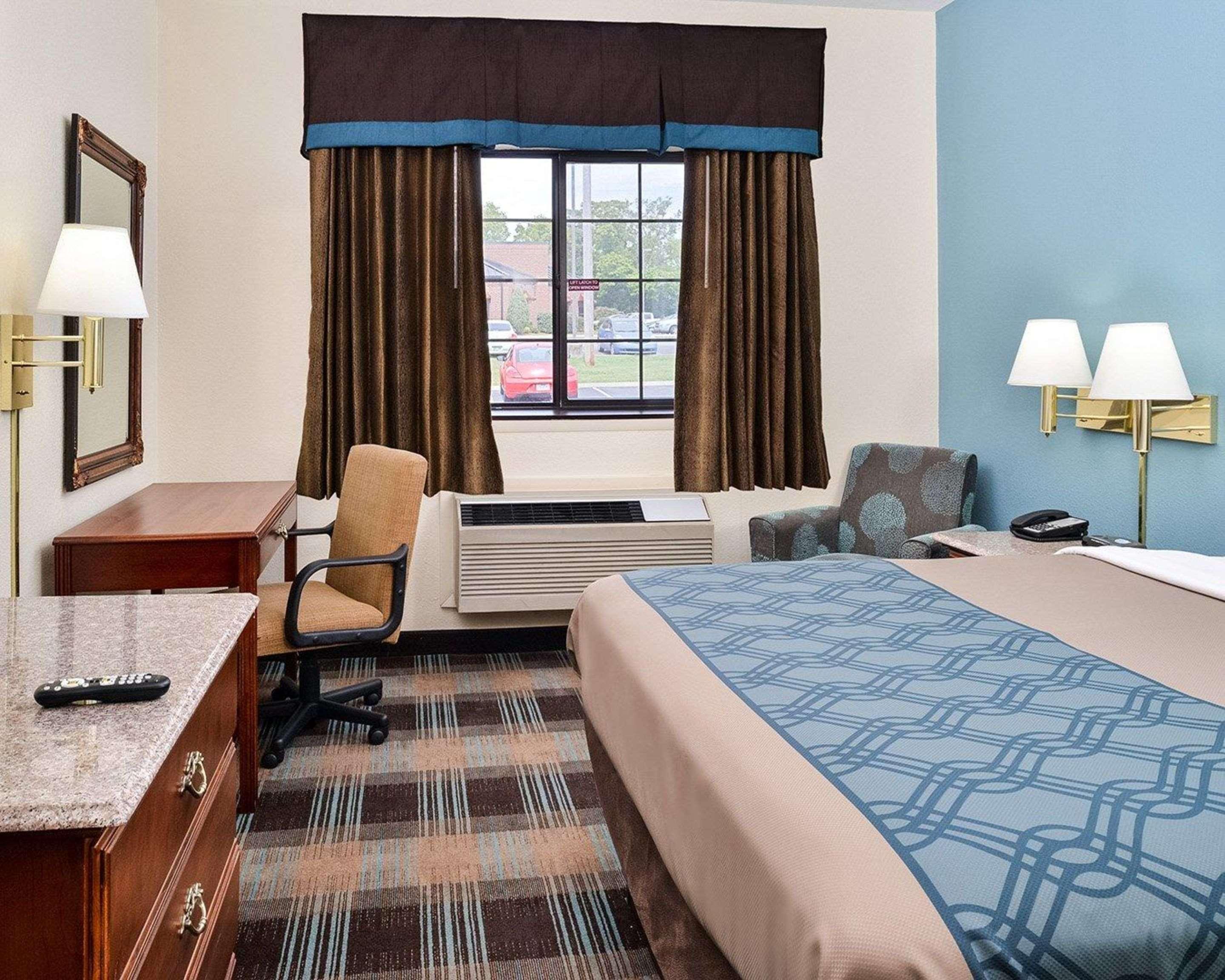 Econo Lodge Inn & Suites Shelbyville Exteriör bild